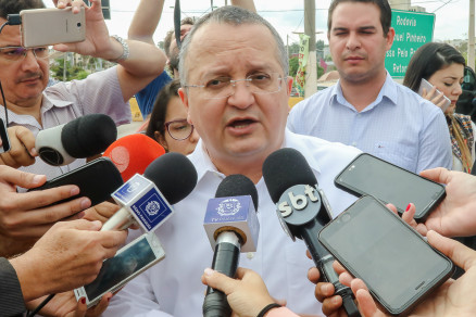 O governador Pedro Taques, que viaja para Bras�lia, na quarta, em busca de recursos