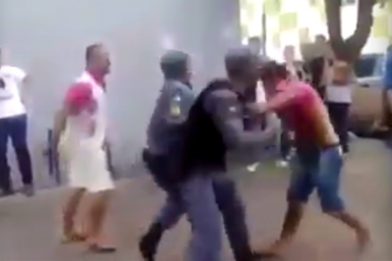 Briga entre ambulante e policiais militares aconteceu aps abordagem, em Barra do Garas