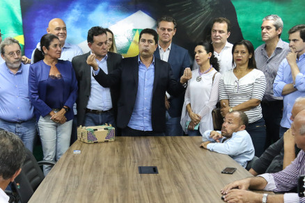 Paulo Borges (no centro) assumiu a presid�ncia do PSDB na noite desta sexta-feira