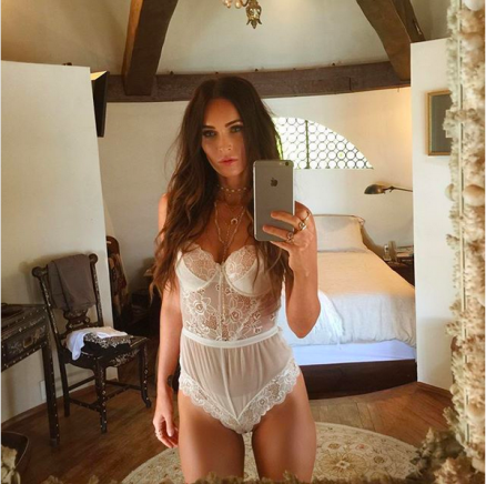 A atriz Megan Fox em uma selfie de lingerie