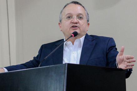 O governador Pedro Taques: Executivo espera receber R$ 900 mi