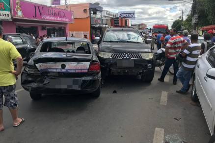 Acidente envolveu carro roubado, uma motocicleta e um Gol