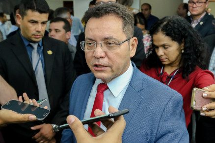 Botelho diz que espera repasse do Governo para honrar 13� dos servidores