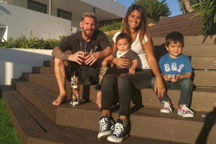 Lionel Messi e a esposa Antonella e os filhos em sua casa em Barcelona
