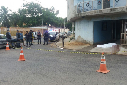 O corpo da v�tima estava na cal�ada onde o grupo bebia