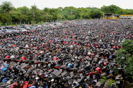 Ve�culos no p�tio do Departamento Estadual de Tr�nsito