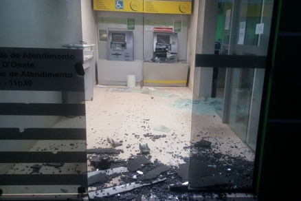 O caixa eletr�nico, os vidros e o teto ficaram destru�dos