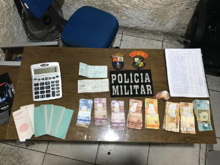 Foram apreendidos dinheiro, mquinas de carto e documentos que comprovam a prtica de contraveno