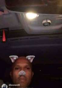 Mano Brown com filtro de gatinho 
