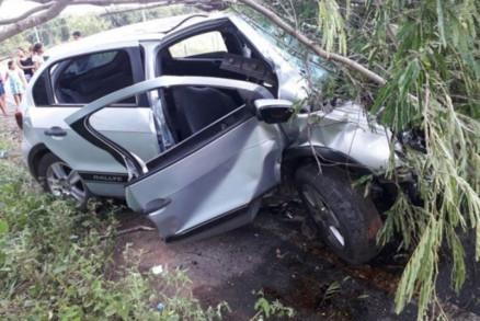 Carro ficou destru�do ap�s bater em �rvore, na MT-370