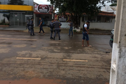 A Pol�cia Militar da cidade est� nas buscas de dois membros da quadrilha que fugiu