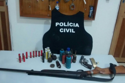 Polcia Civil apreendeu uma espingarda calibre 22, 11 munies calibre .380, R$ 277, quatro celulares e um rdio HTna frequncia da PM