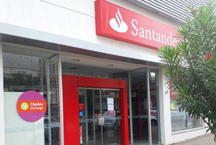 Banco Santander fica localizado na Avenida Isaac Pvoas, em Cuiab