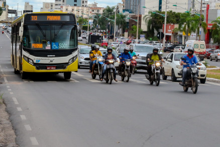 nibus trafega na faixa exclusiva na Avenida do CPA, em Cuiab