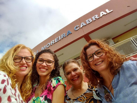 Hingrid (segunda da esquerda para direita) recebeu o apoio das professoras da EE Pascoal Moreira Cabral