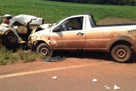 Fiat Strada colidiu na lateral do WV Gol, que ficou destru�do 
