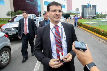 O promotor de Justia Marcos Bulhes, chefe do Gaeco, deixa a Assembleia Legislativa na manh desta segunda