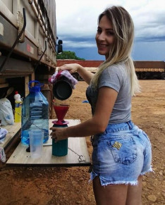 Rotina de caminhoneira faz sucesso nas redes sociais