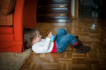Tempo de tela  frente de computador e celular aumentou no perodo