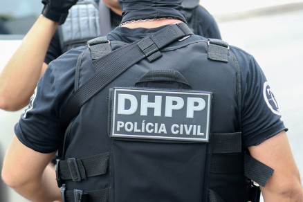Policiais civis da DHPP esto no local do crime e investigam o homicdio