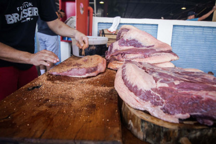 O Festival Braseiro funciona no sistema open food e open bar