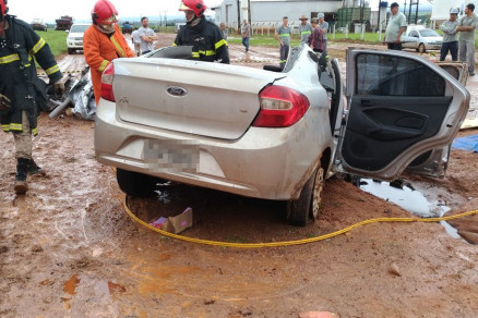 Os socorristas precisaram retirar o teto do veculo para resgatar as vtimas