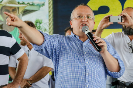 O governador Pedro Taques: interven��o em contrato com empresa investigada