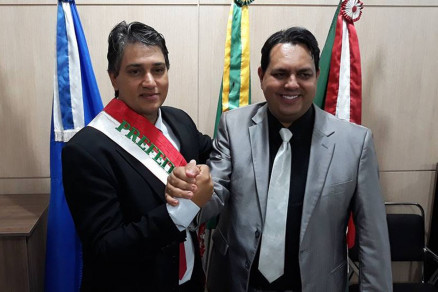 O vice, Valdcio Luiz da Costa (PSB), tomou posse no cargo de prefeito