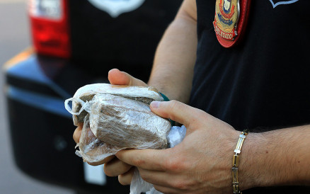 Os policiais encontraram drogas com a menor de idade