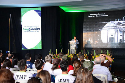 Gil Giardelli durante palestra na Parecis SuperAgro