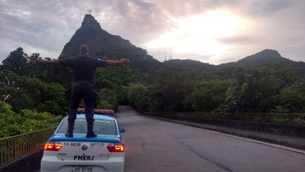 PM foi repreendido depois de subir na viatura para tirar foto
