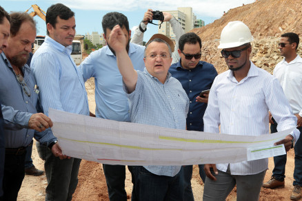 O governador Pedro Taques e auxiliares vistoriaram obras na manh desta sexta-feira