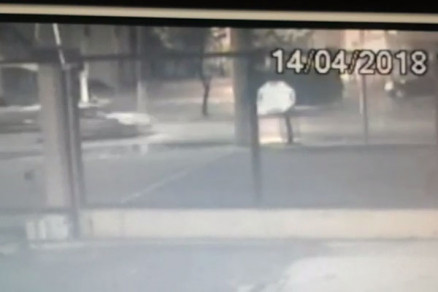 Vdeo mostra momento em que verdureiro  atropelado na Miguel Sutil