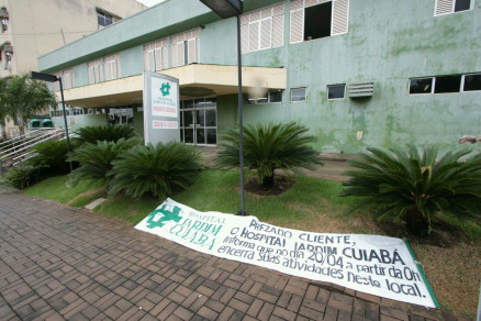 Faixa afixada pela antiga administrao, anunciando o fim das atividades