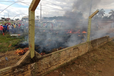 O acidente aconteceu nas proximidades de um posto de combustvel