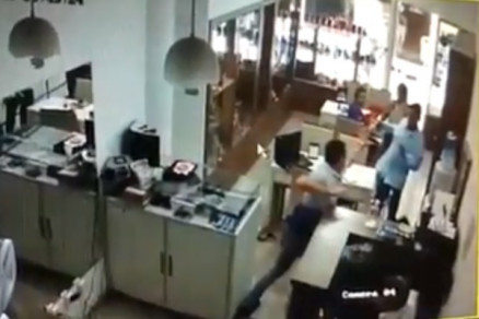 V�deo mostra empres�rio reagindo ao assalto e sendo baleado em seguida