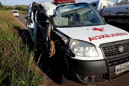 Ambul�ncia teve a porta traseira arrancada em colis�o