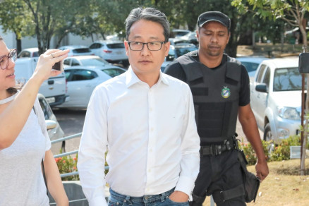 Jos Kobori chegando na sede do Gaeco na sexta-feira