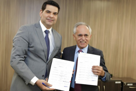 Presidente do TCE, Gonalo Domingos de Campos Neto e o presidente do TCU, Raimundo Carreiro assinam acordo de cooperao tcnica