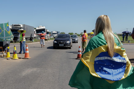 Trecho da BR-364, em Cuiab, permanece bloqueado por caminhoneiros