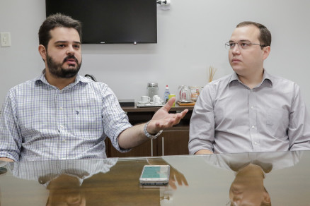 Os empresrios Humberto Frederico (esq) e Matheus Moraes: mdias digitais em Mato Grosso