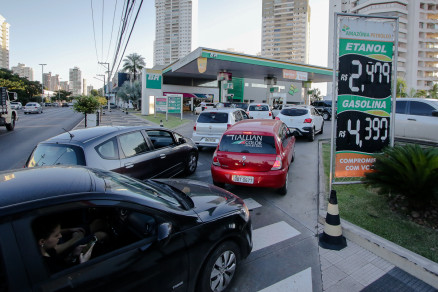 Fila em posto de combustvel na Avenida Miguel Sutil, em Cuiab