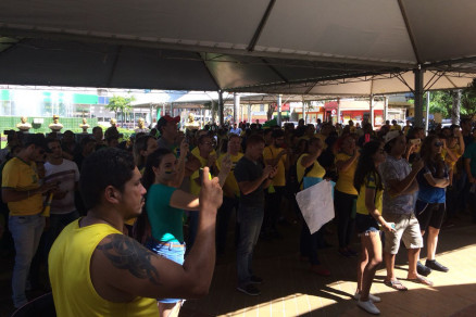 Centenas de pessoas se reuniram na Praa Alencastro em apoio  paralisao dos caminhoneiros