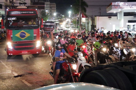 Caminhoneiros e pr-militares sobem a Avenida Getlio Vargas