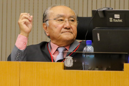 O desembargador Pedro Sakamoto, relator da ao movida contra Selma Arruda (PSL) no TRE