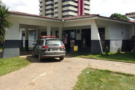Os policiais o encontraram sem vida na cela, enforcado com um cinto