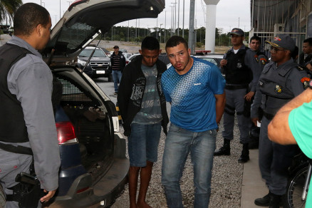 Momento em que dois dos suspeitos so presos pela Polcia Militar