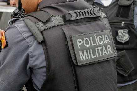 A PM conseguiu prender um dos suspeitos do crime andando na rua do bairro