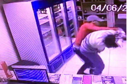 Mulher luta com asssaltante durante roubo a pizzaria 