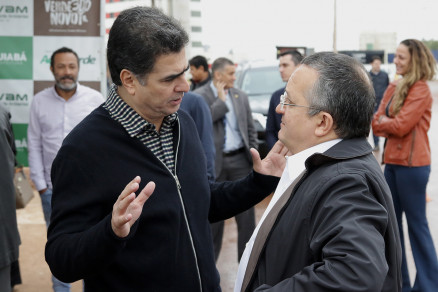 O prefeito Emanuel Pinheiro e o governador Pedro Taques durante evento nesta manh: cutucadas